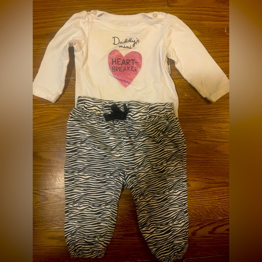 Baby Girls”Daddy’s Little Heartbreaker” outfit. In great condition.